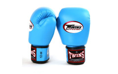 Боксерские перчатки Twins Special BGVL3 light blue 14 oz Боксерские перчатки Twins Special BGVL3 light blue 14 oz